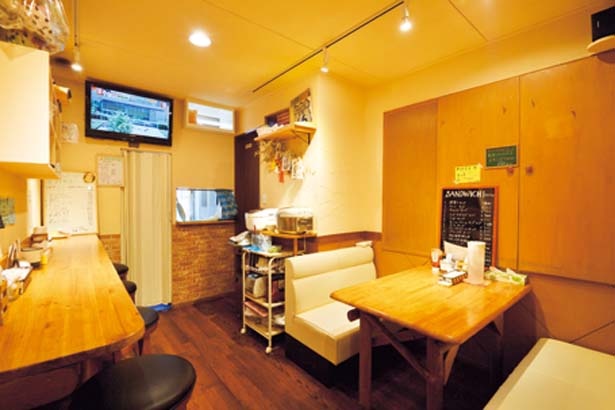 タコ焼き屋さんだった店舗をブルーとホワイトをベースにキュートにリノベート/コーヒーとサンドウィッチのお店 Pocket