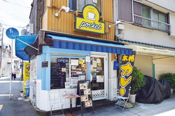 2階にも広々としたくつろげるテーブル席がある。ビフカツなど日替りランチ(680円)もおすすめ/コーヒーとサンドウィッチのお店 Pocket