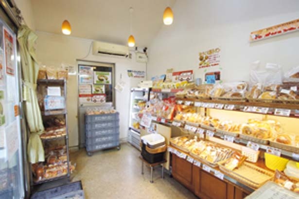 本社工場内にあるレンガ模様の直売店。100円前後のパンがずらりと並ぶ/オリエンタルベーカリー大阪直売店