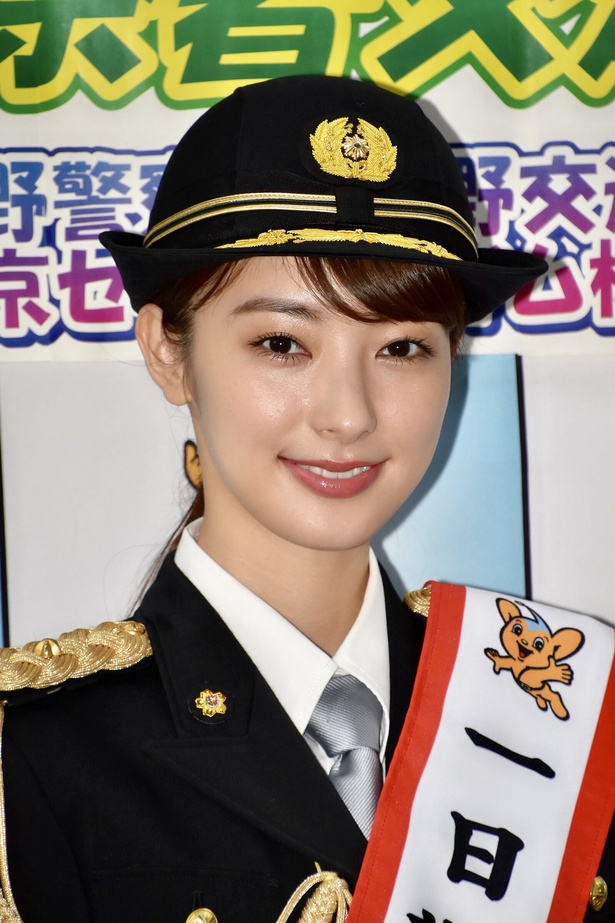 宮本茉由さんが一日警察署長に就任！美しい制服姿を披露！