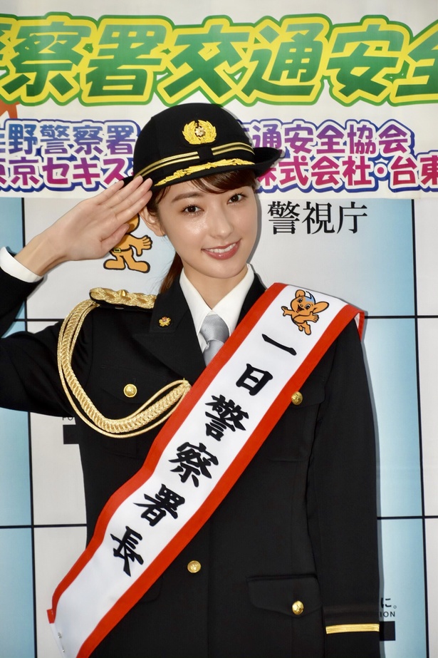 【画像を見る】宮本茉由さんが一日警察署長に就任！美しい制服姿を披露！