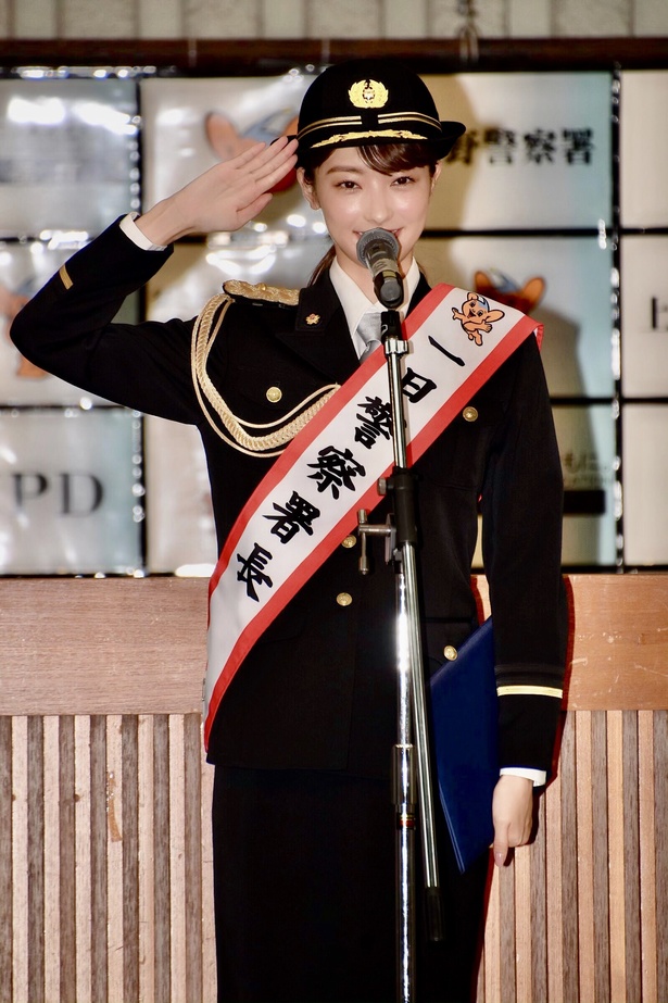 宮本茉由さんが一日警察署長に就任！美しい制服姿を披露！