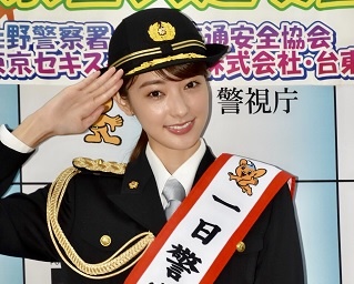 宮本茉由が一日警察署長に就任！美しい制服姿を披露！