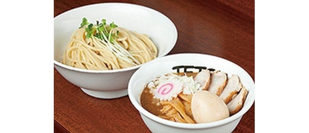 【写真】“極太麺”と“濃厚魚介トンコツスープ”はクセになるウマさ！