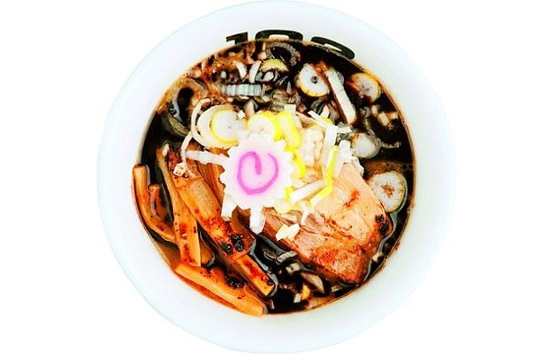 「つけめん 102 サクラサク」(東京・高円寺)では、焦がしニンニクを配合した香味油をプラスした「黒・つけ」（750円）が楽しめる