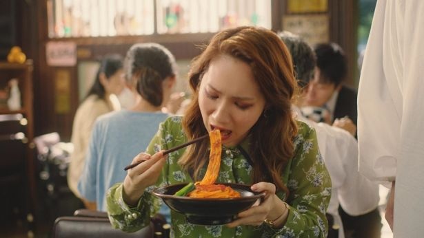 豪快に「もちっと食感の汁なし坦々麺」を食すファーストサマーウイカ