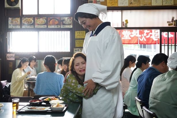 【写真を見る】香取慎吾と抱き合うファーストサマーウイカ