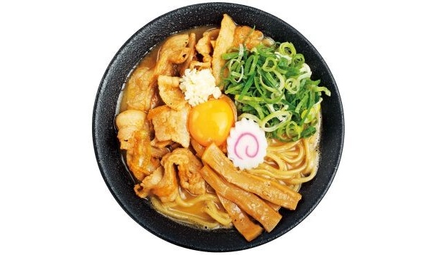 「肉玉そば おとど食堂」の「肉玉そば」(700円)には、甘めのタレで焼き上げた豚バラ肉と生卵がのる