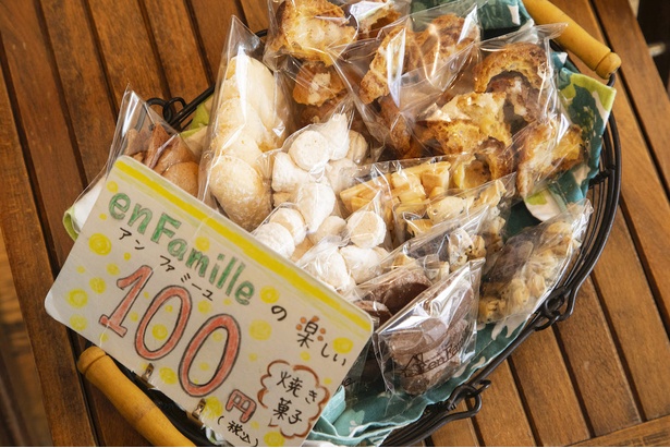税込100円で提供している焼菓子。中身はクッキーやサブレなど日により変化する