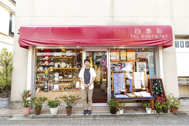 オーナーの山元孝男さん。店頭にはキレイな生花がお出迎え