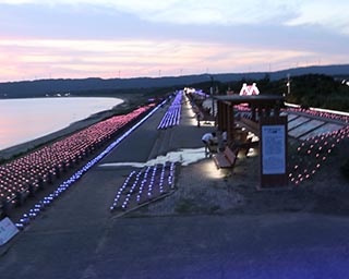 夕暮れから“万の灯り”の時間へ　石川県で「西能登里浜イルミネーション　ときめき桜貝廊」開催中