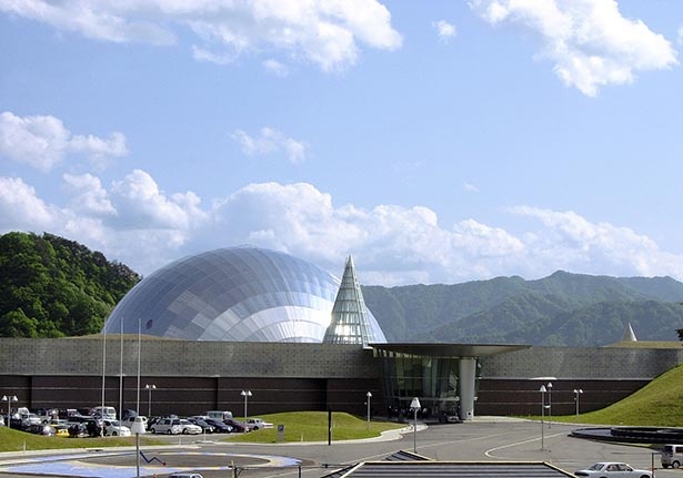 年間100万人近くが訪れる福井県立恐竜博物館