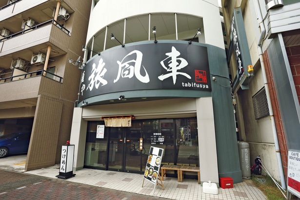2019年4月に国道19号線沿いにオープン。看板は遠くから一目瞭然！ / 麺や 旅凮車
