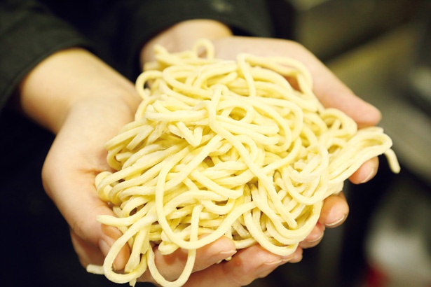スープがよく絡む三河屋製麺の特注麺を使用 / 麺や 旅凮車