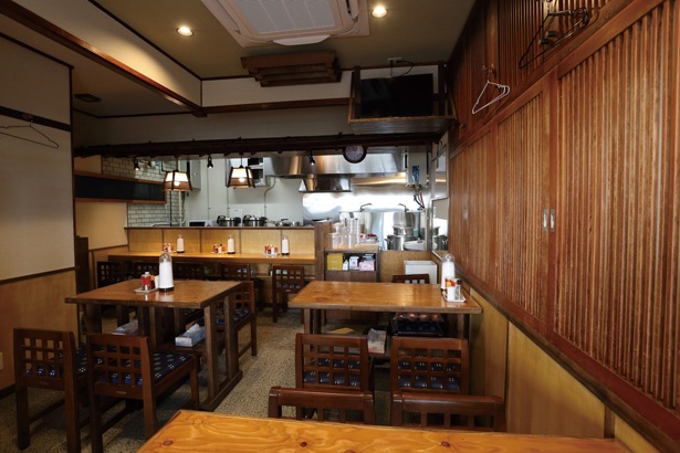 日比野の場外市場内で、6時から営業。市場らしい活気のある店だ / フジサワ中華そば