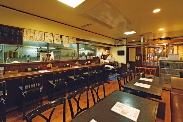 アットホームな店。テーブル席があり、居酒屋利用もできる / 達磨食堂