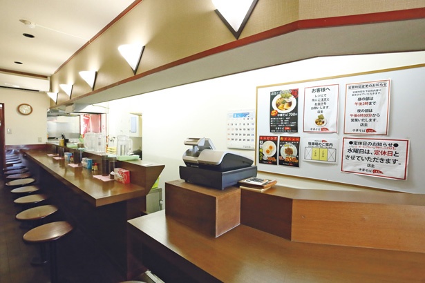 店の奥にカウンターが延びる。レジで注文と会計を済ませてから席へ / 中華そば こまみ