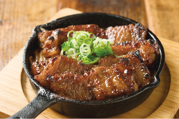 薬院大衆肉酒場 ヤカン / タレにも焼きにも技が光る「上カルビ」(842円)
