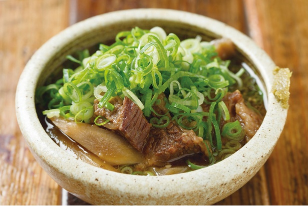 薬院大衆肉酒場 ヤカン / まずは肉がごろごろ入った「煮込み」(432円)から。豆腐入りはプラス100円