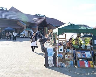 愛書に新しい命を　茨城県笠間市の笠間工芸の丘特設会場で「丘の上古本市」開催