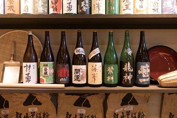 【写真を見る】吟味した日本酒を410円均一価格で/おでんと鴨蕎麦 居酒屋じんべえ