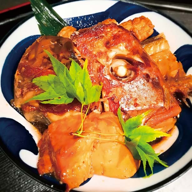 本日の海鮮あら炊き(950円)。その日に仕入れた魚のアラを甘辛く炊いたあら炊き/ぬる燗 佐藤 大坂