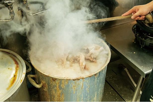 豚の頭骨を煮込んだ2種の寸胴のスープをブレンドし、旨味を重ねるのが特徴 / しゅうちゃんラーメン