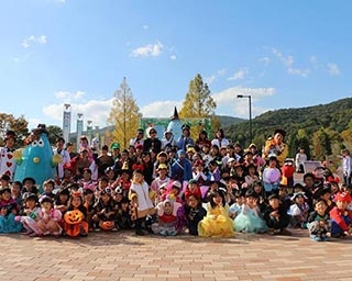 マーチング隊の生演奏が盛り上げる「ハロウィンパレード」　徳島県立あすたむらんどで開催