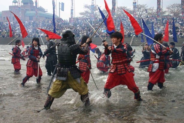 川の中に入って行われる迫力たっぷりの合戦が見られる