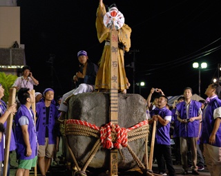 巨大な石を人力で運ぶ「第7回東伊豆町石曳き道灌祭り」　静岡県東伊豆町で開催