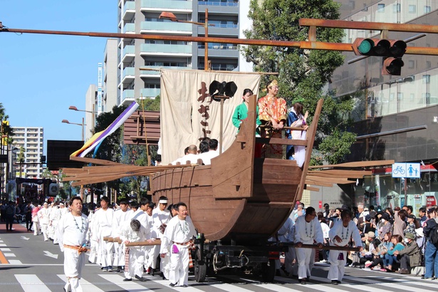 神武天皇役や妻の阿比良姫役、従者に扮した約25人が乗る「おきよ丸」