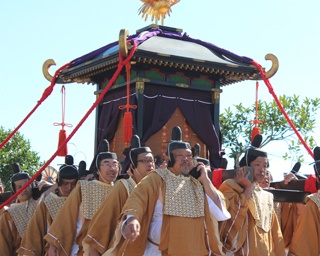 華麗な御神幸行列が練り歩く「宮崎神宮大祭」　宮崎県宮崎市で開催