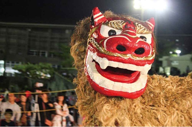 浦添三大王統まつりに登場する獅子舞は迫力満点だ