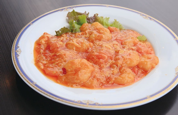 チャイニーズテーブル SHISEN / 海老を12種以上のスパイスや調味料で味付けした「海老のチリソース煮」(1880円)。トマトの風味が爽やかだ