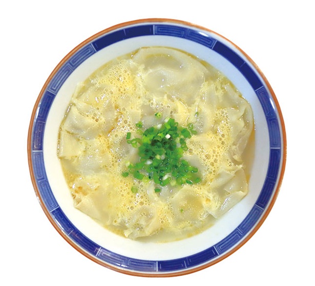 ぶたまん / 「ワンタン」(550円)の鶏ガラ100％の卵スープも人気
