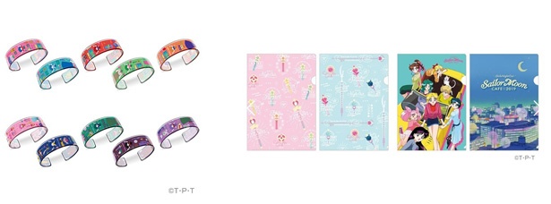 「セーラームーンカフェ2019 アクリルバングル」(左 各880円)、「セーラームーンカフェ2019 クリアファイル2枚セット」(右 各660円)