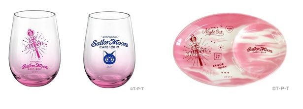 「セーラームーンカフェ2019 グラス」(左 各1760円)、「セーラームーンカフェ2019 プレート」(右 2420円)