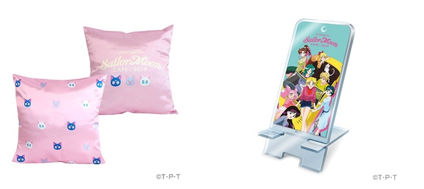 「セーラームーンカフェ2019 サテンクッションカバー」(右 3300円)、「セーラームーンカフェ2019 スマホスタンド」(右 1100円)