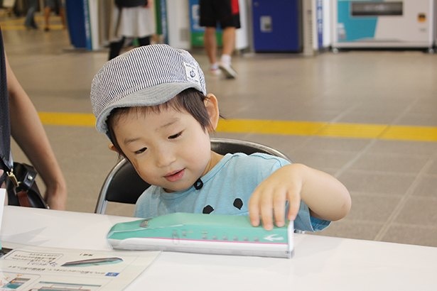 戸田公園駅にて「埼京線子育てママ応援フェス」開催、家族でワークショップを満喫