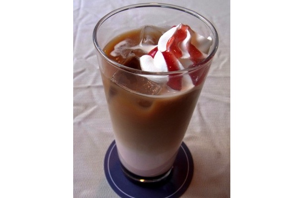 チョコシロップ×いちごカフェオレ×ホイップ×ラズベリーソースの「ランカ・リー（ラズベリーキャンディ）」ドリンク（400円）/「キュアメイドカフェ」