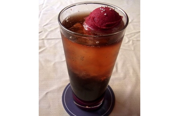 フランボワーズソース×コーラ×カシスシャーベット×アラザンの「シェリル・ノーム（黒うさぎ）」ドリンク（400円）/「キュアメイドカフェ」