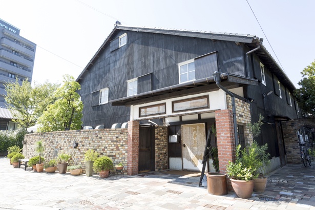 土管工場の黒のトタンと石造りの外観 / バー＆ビストロ 共栄釜