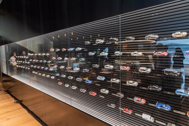 100台以上のミニカーが美しく彩る「モデルカーウォール」