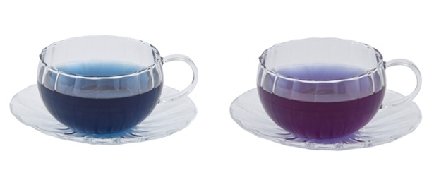 「ブルーブレンドハーブティー＆ハニーレモンシロップ」(1200円)は、シロップを入れると青から紫へ、ハーブティーの色が変わる