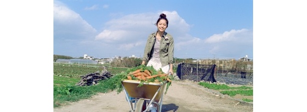 「にんじん運ぶ」篇で、歌いながらニンジンを運ぶ宮崎さん