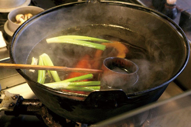 常時たかれているのが鶏ガラ、昆布、野菜などで作るダシスープ。すべての釜飯に使用する/炭焼と釜飯 さかぐち