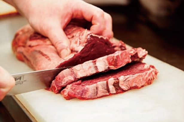 注文ごとに肉をカットするのでいつでも新鮮な肉が楽しめる。1枚が約200g/quatre lapin