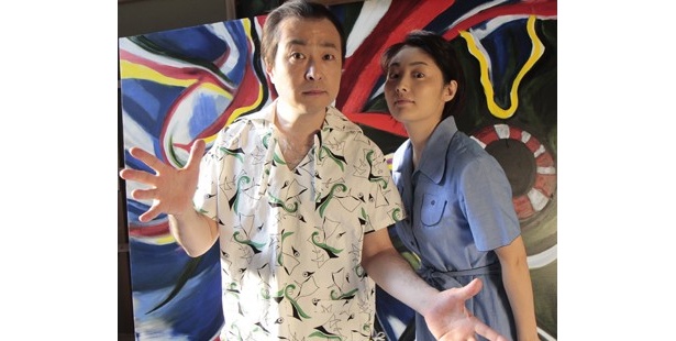太郎役の松尾スズキ（左）と、公私ともに太郎のパートナーだった敏子を演じる常盤貴子（右）。