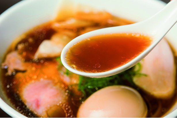 純物がほとんどない｢RO水｣で炊いたスープは、大山どりの丸鶏と国産ガラの旨味を実感できる