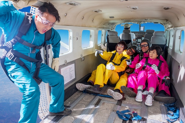 【写真を見る】ムロツヨシが大ピンチ!登場人物の関係性が垣間見えるスカイダイビングシーンに爆笑必至